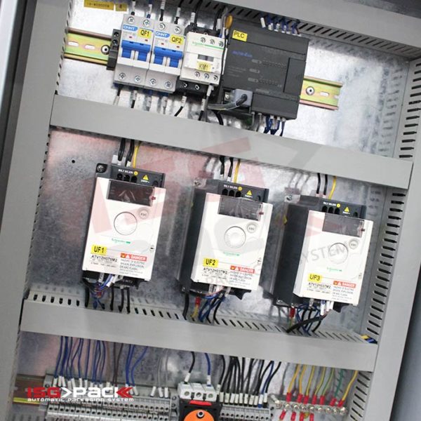 Internal electrical panel for pallet wrapping