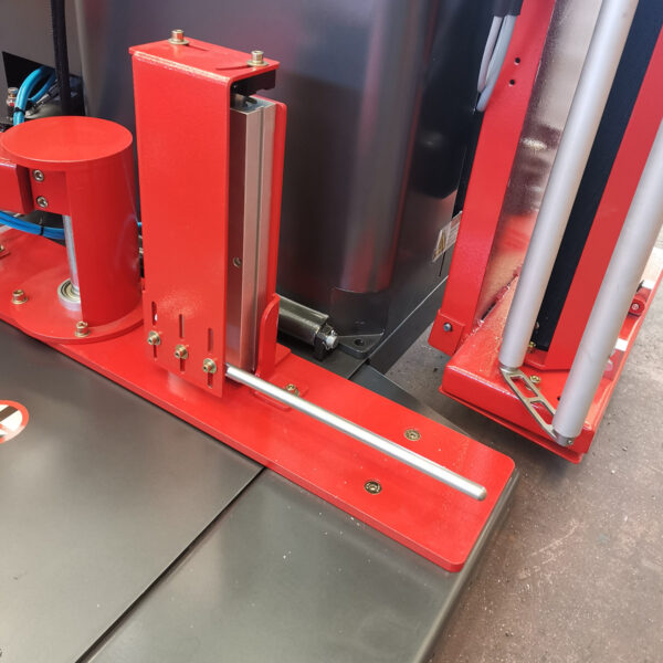 Sistema di cordonatura su carrello avvolgipallet