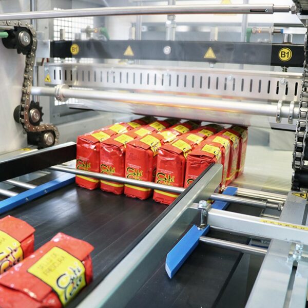 Applicazione su prodotto con fardellatrice semiautomatica