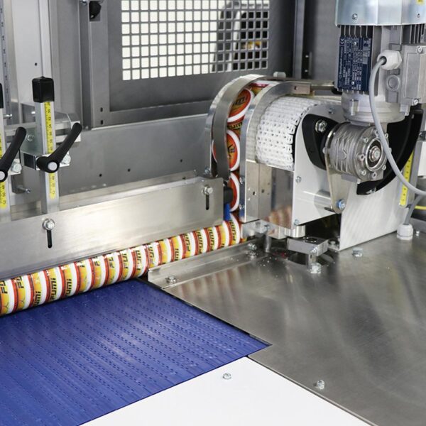 Applicazione su prodotto con fardellatrice semiautomatica