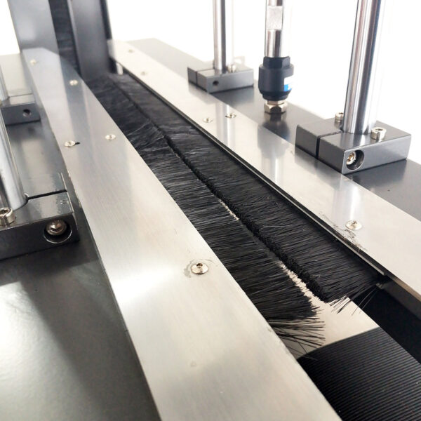Pressa pneumatica per reggiatrice automatica