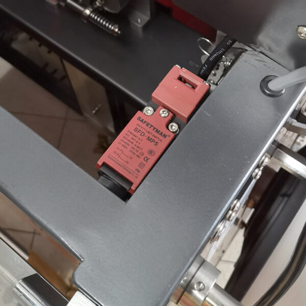 Sistema di sicurezza su apertura portelle reggiatrici automatiche